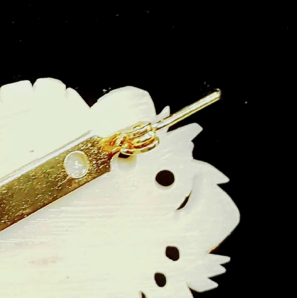 🔴 Vintage 1950's Carved Bone Brooch - Picture 9 of 11